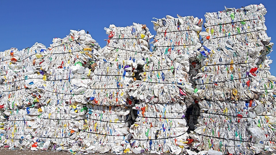 Műanyag zacskók egy hulladékfeldolgozó létesítményben