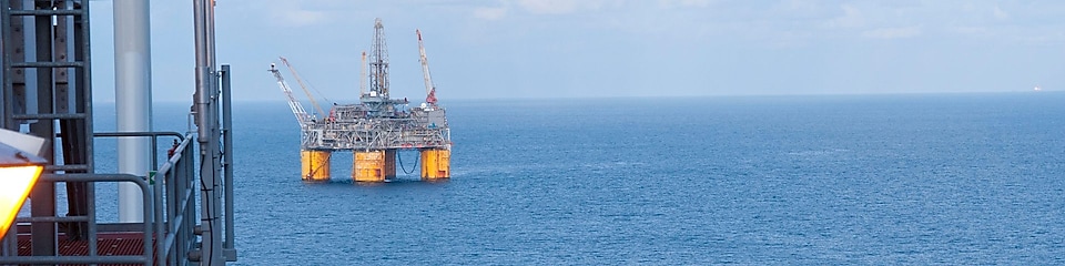 Mélytengeri úszó olajfúró platform a Mexikói-öböl nyílt vízén