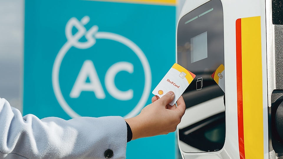 Shell recharge töltőnél valaki Shell üzemanyagkártyával fizet
