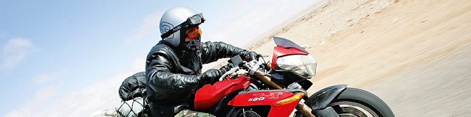 Gary Inman a sivatagban motorozik
