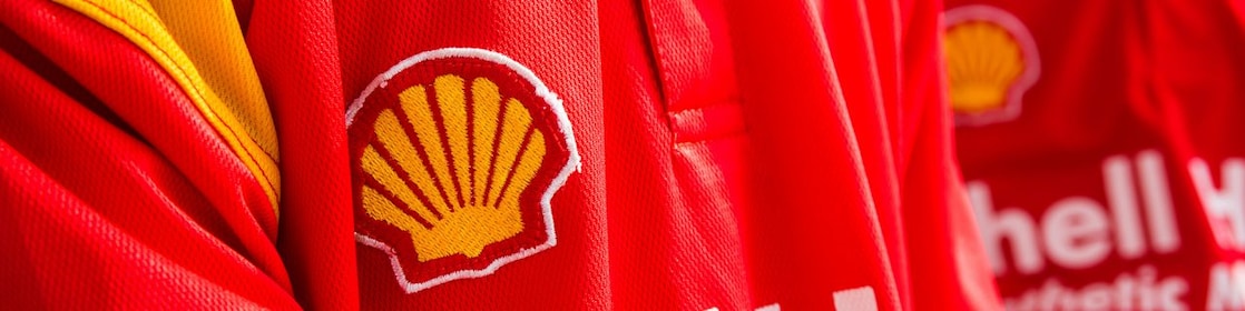 közelkép a Shell logó egy munkavállaló ruhában