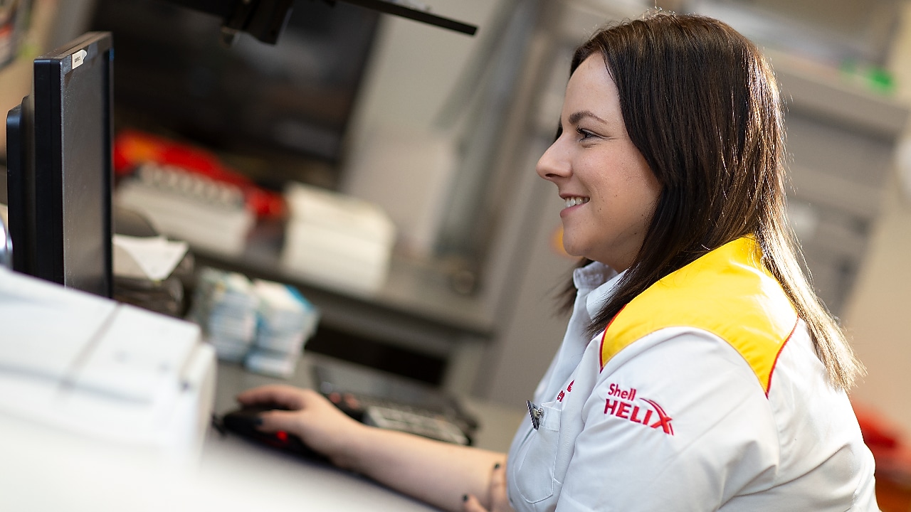 Állomásvezető a töltőállomáson