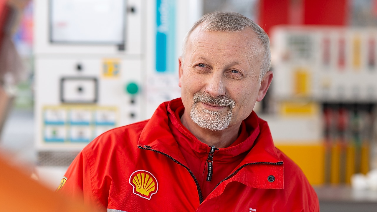 Kútkezelő munkatárs az előtető alatt