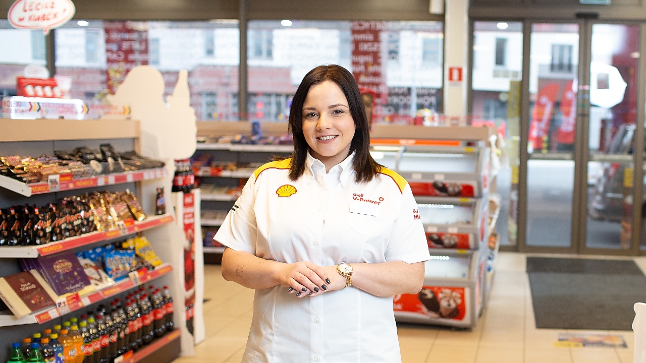 Állomásvezető a töltőállomáson