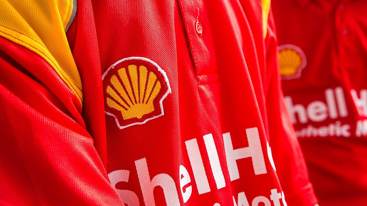közelkép a Shell logó egy munkavállaló ruhában