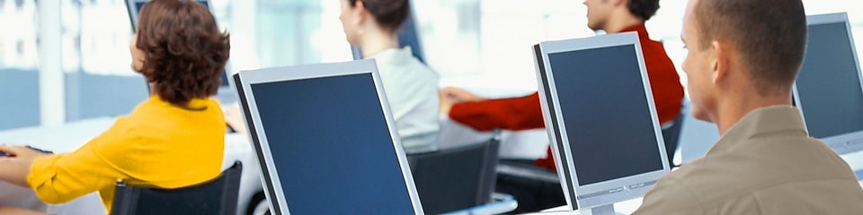Számítógépeket használó alkalmazottak egy irodában