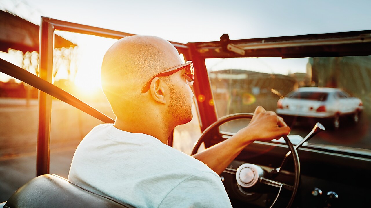 Napszemüveges férfi autót vezet