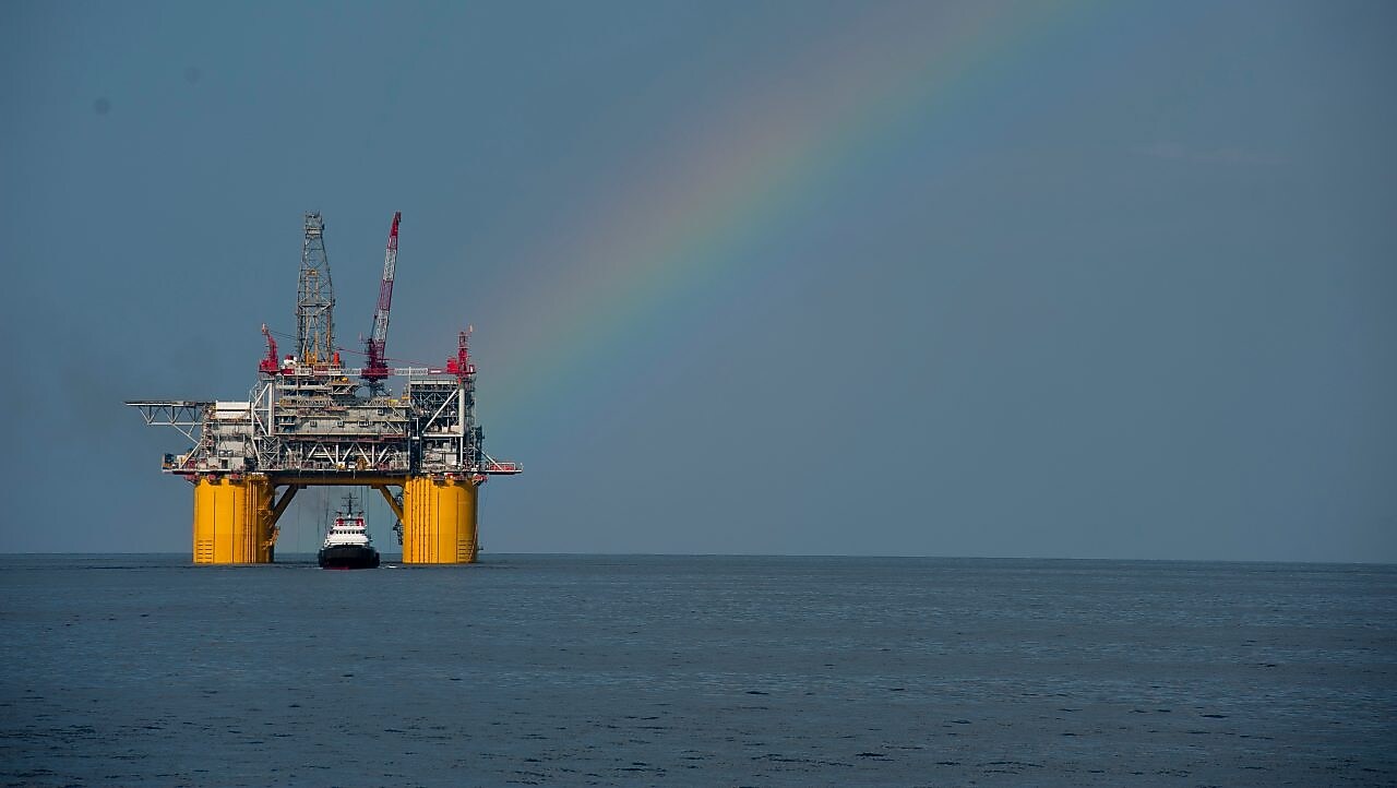 A „Mars B” olajfúró platform a Mexikói-öbölben, felette szivárvánnyal