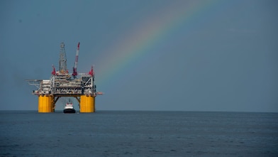 A &bdquo;Mars B&rdquo; olajfúró platform a Mexikói-öbölben, felette szivárvánnyal