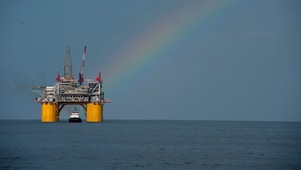A &bdquo;Mars B&rdquo; olajfúró platform a Mexikói-öbölben, felette szivárvánnyal
