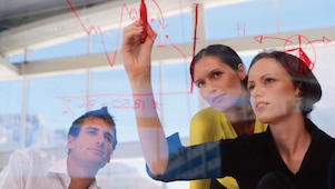 Üvegre ábrákat rajzoló üzletasszony