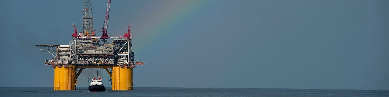 A „Mars B” olajfúró platform a Mexikói-öbölben, felette szivárvánnyal