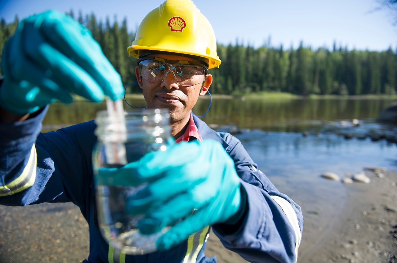 A Shell környezetvédelmi koordinátora egy vízmintát vizsgál