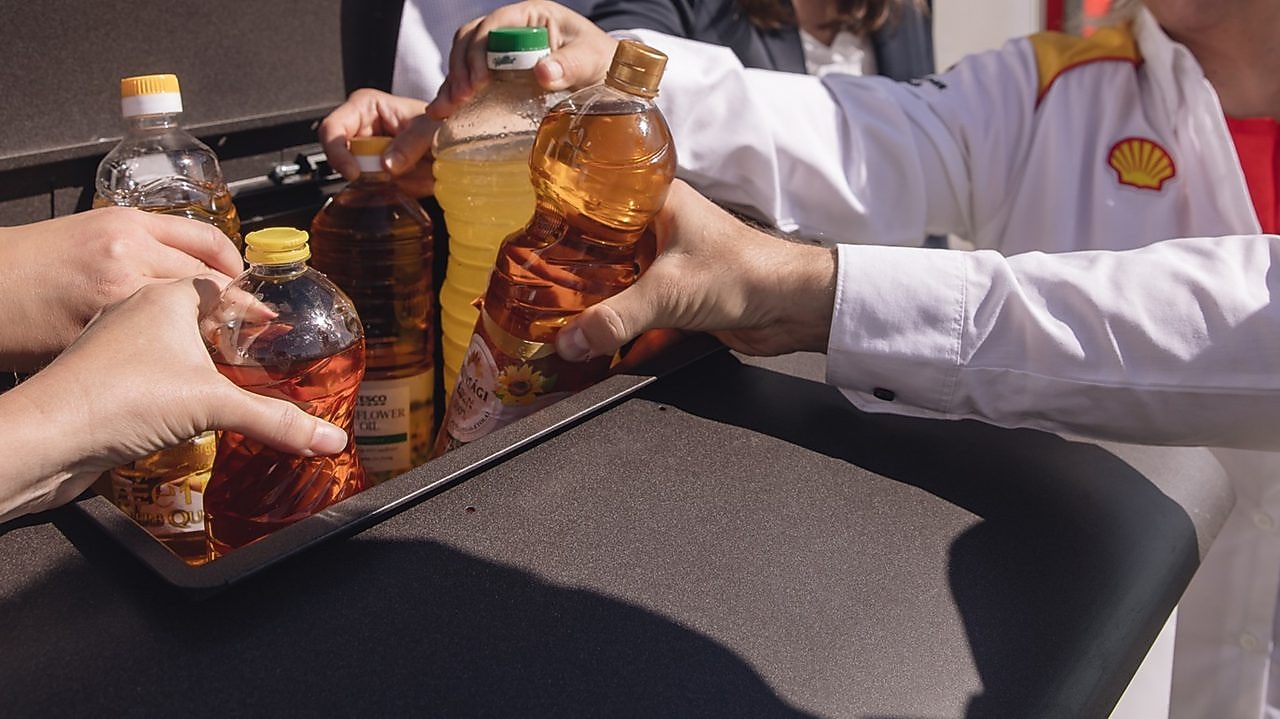 sütőolaj flakonok kidobása gyűjtőedénybe