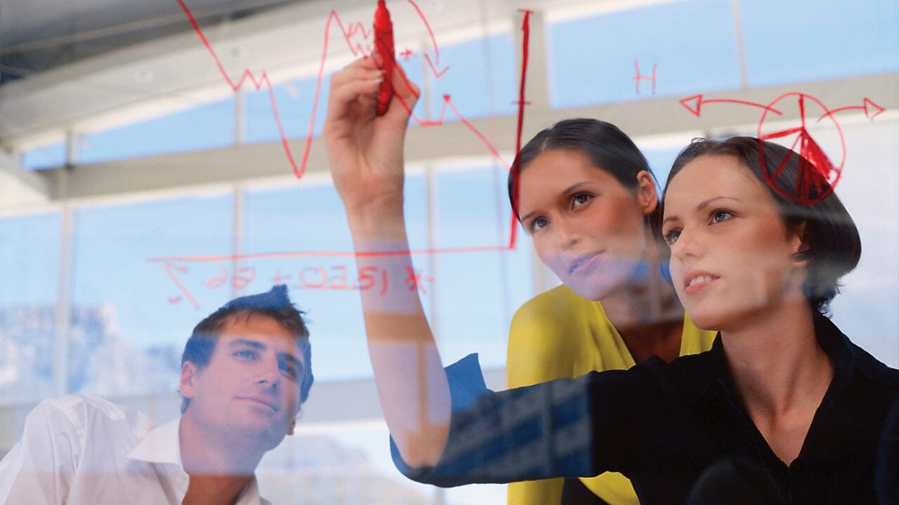 Üvegre ábrákat rajzoló üzletasszony