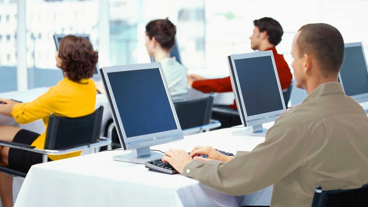 Számítógépeket használó alkalmazottak egy irodában