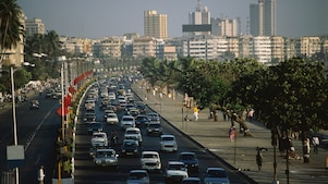 Közlekedési dugó a Marine Drive sugárúton, az indiai Mumbaiban
