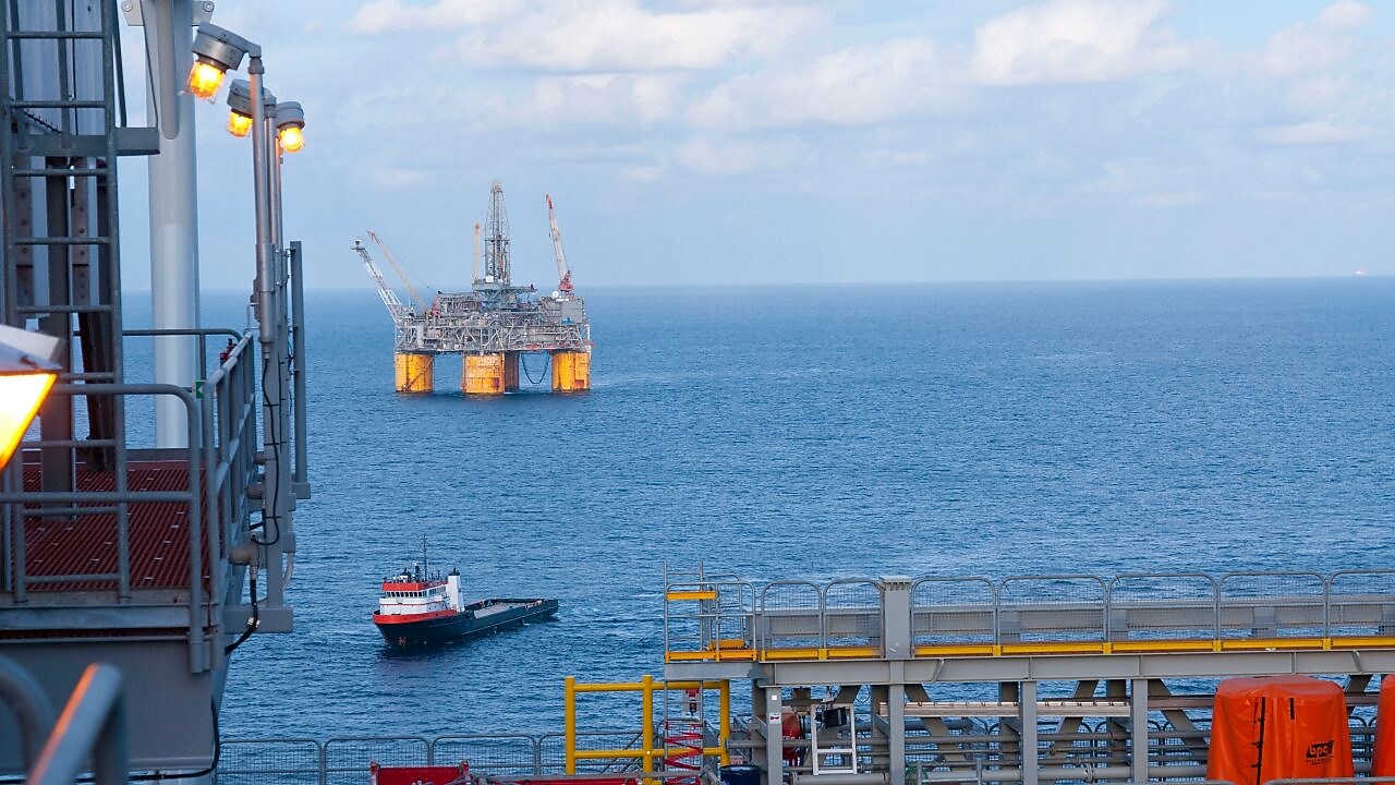 Mélytengeri úszó olajfúró platform a Mexikói-öböl nyílt vízén