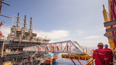 Munkások, akik éppen a mélyvízi Malampaya-projekt mellett épült új platformra kelnek át