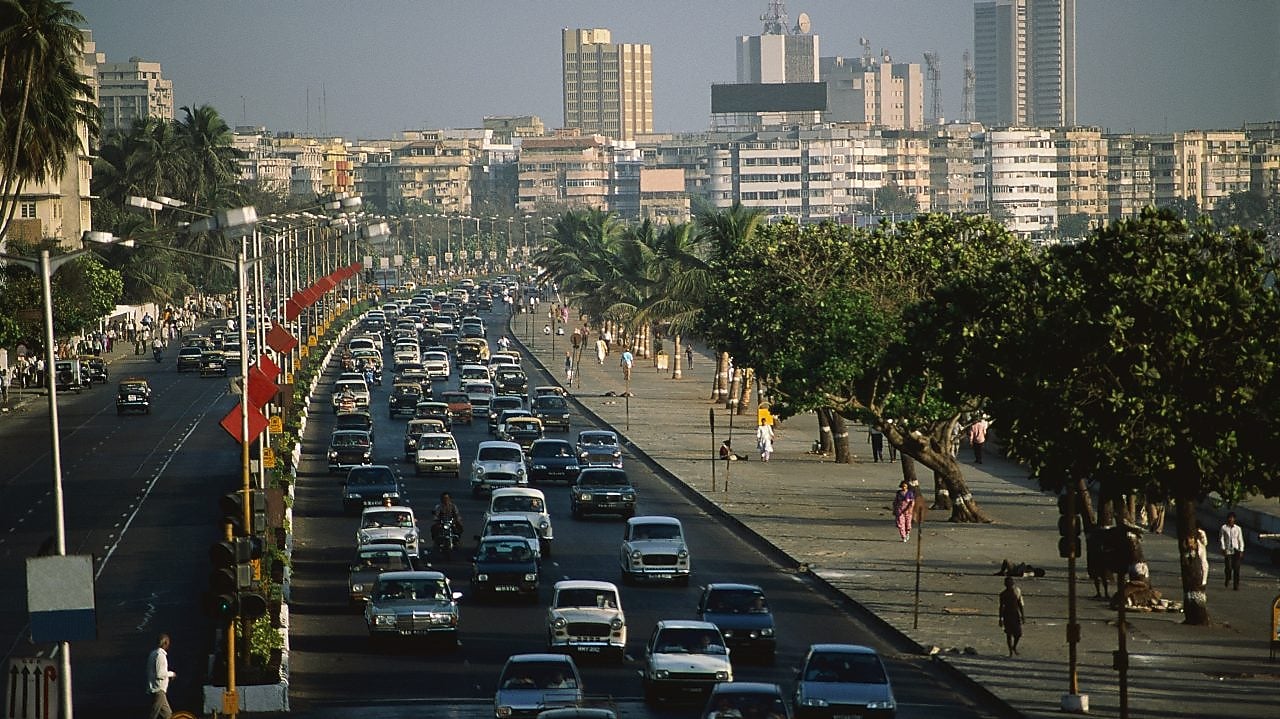 Közlekedési dugó a Marine Drive sugárúton, az indiai Mumbaiban