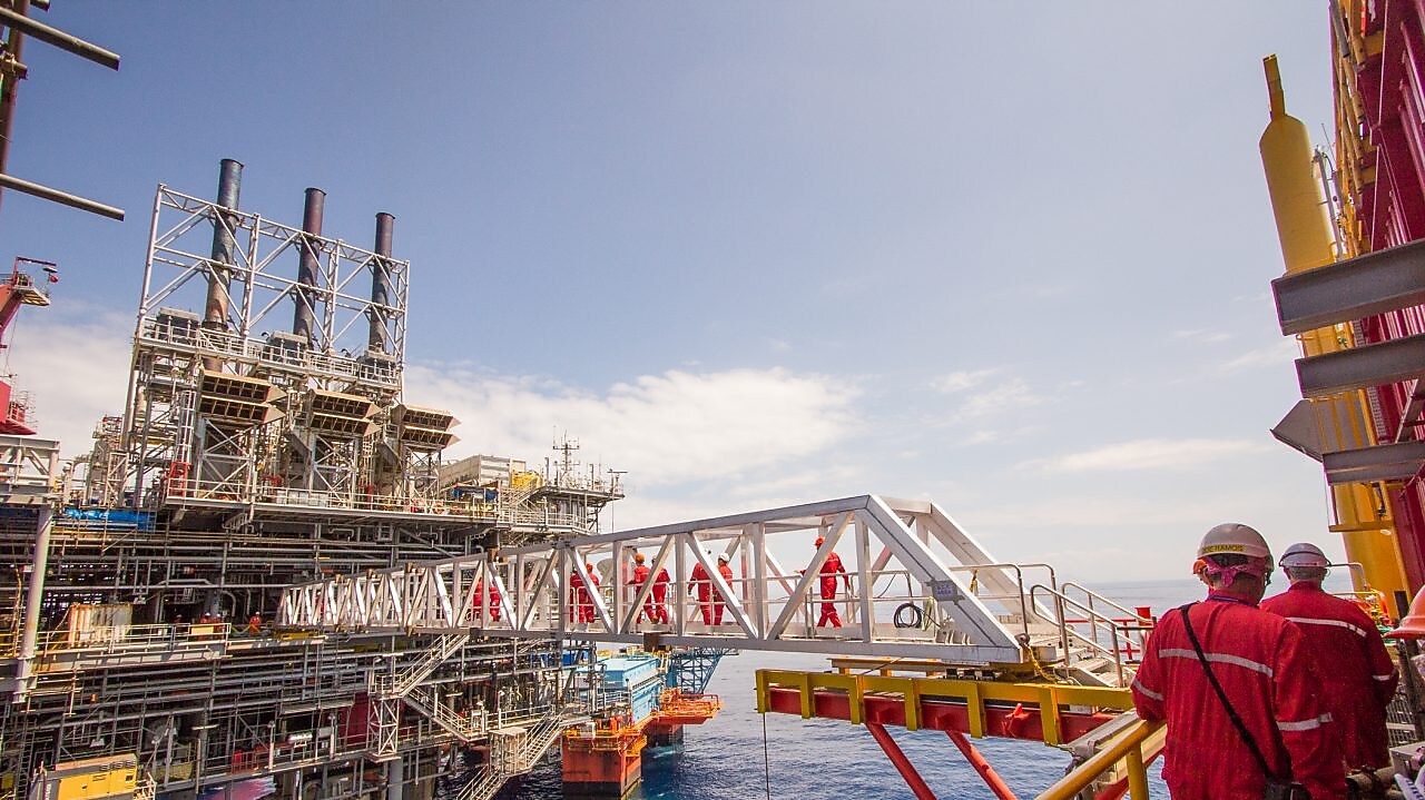 Munkások, akik éppen a mélyvízi Malampaya-projekt mellett épült új platformra kelnek át