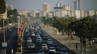 Közlekedési dugó a Marine Drive sugárúton, az indiai Mumbaiban