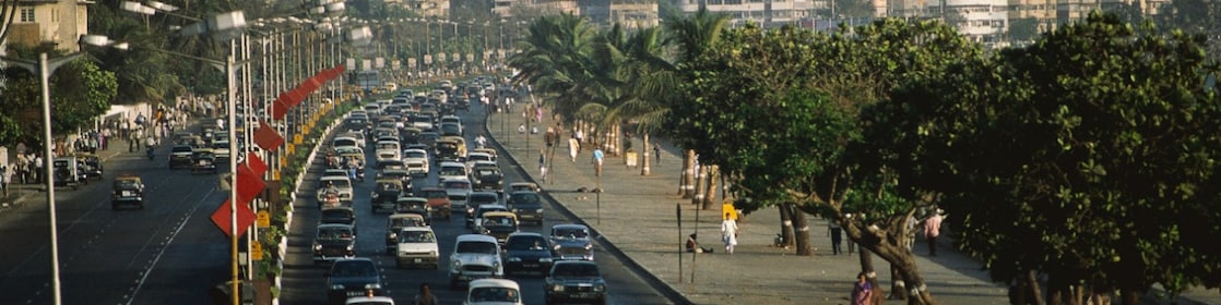 Közlekedési dugó a Marine Drive sugárúton, az indiai Mumbaiban