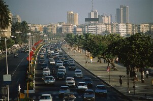 Közlekedési dugó a Marine Drive sugárúton, az indiai Mumbaiban
