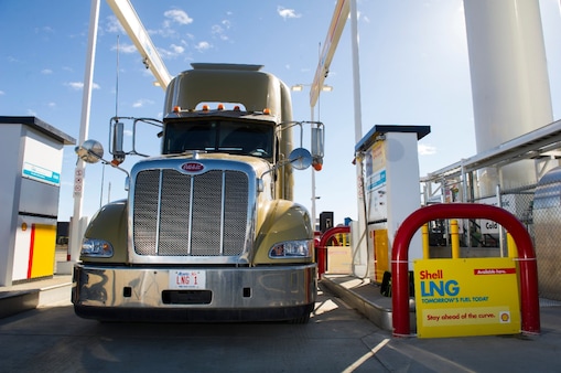 Üzemanyagtöltésre kész kamion a Shell LNG-töltőállomásán