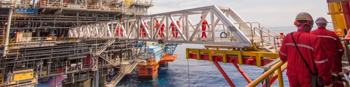 Munkások, akik éppen a mélyvízi Malampaya-projekt mellett épült új platformra kelnek át