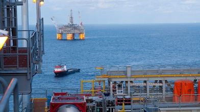 Mélytengeri úszó olajfúró platform a Mexikói-öböl nyílt vízén