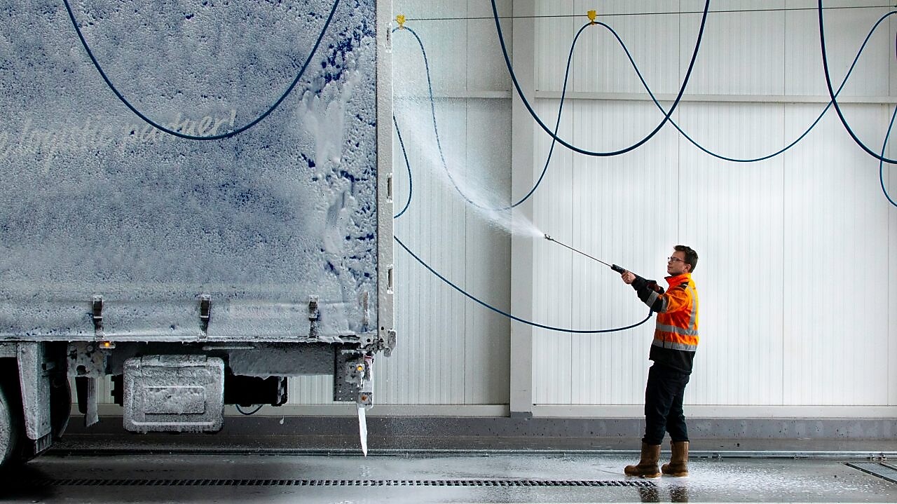 Parkolás, kamionmosás és szerviz, tartálytisztítás