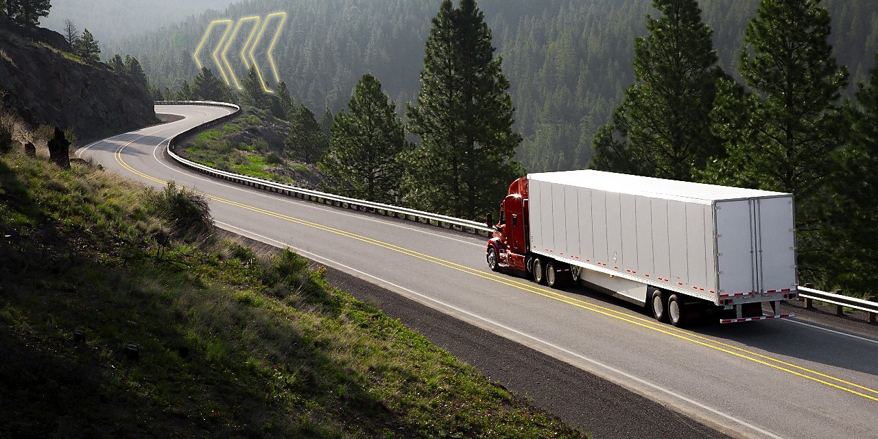 autópályán közlekedő teherautó