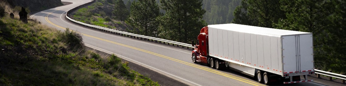 autópályán közlekedő teherautó