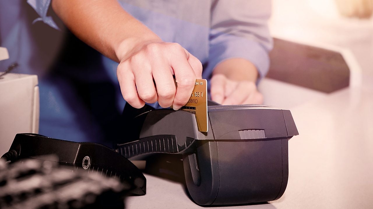 hitelkártyát lehúzó ember