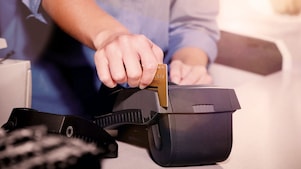 hitelkártyát lehúzó ember