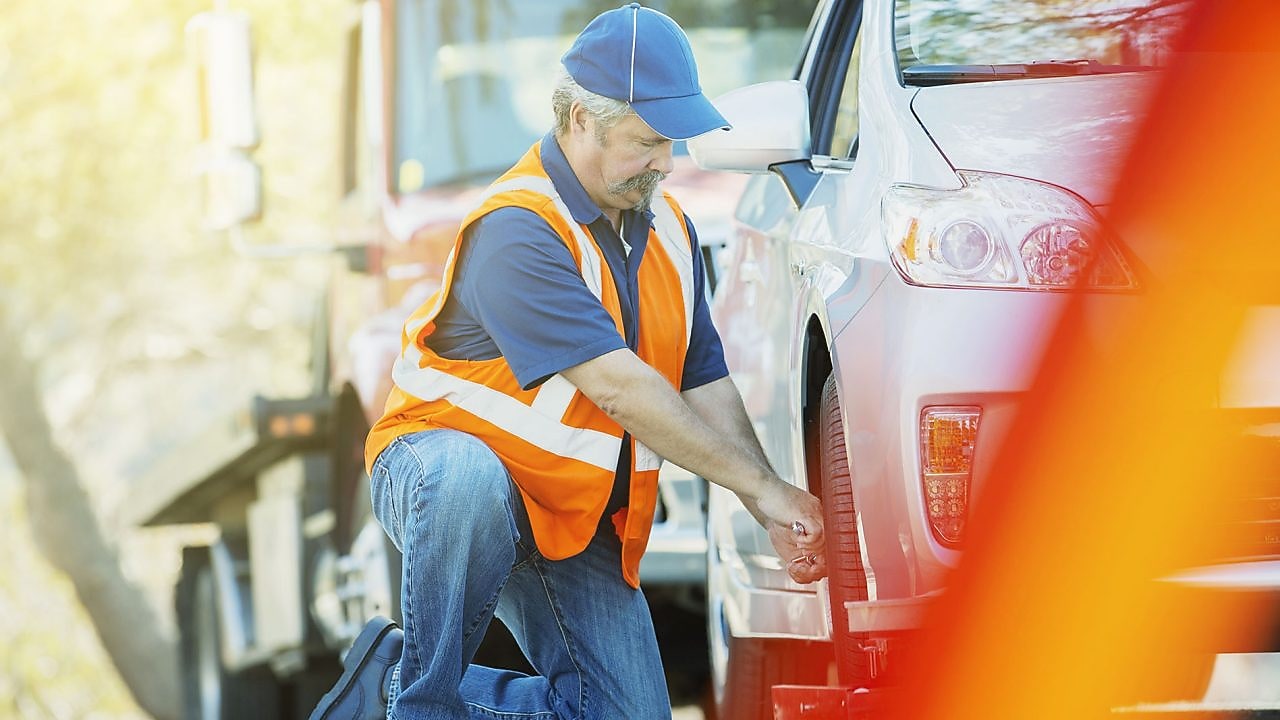 autógumit javító férfi