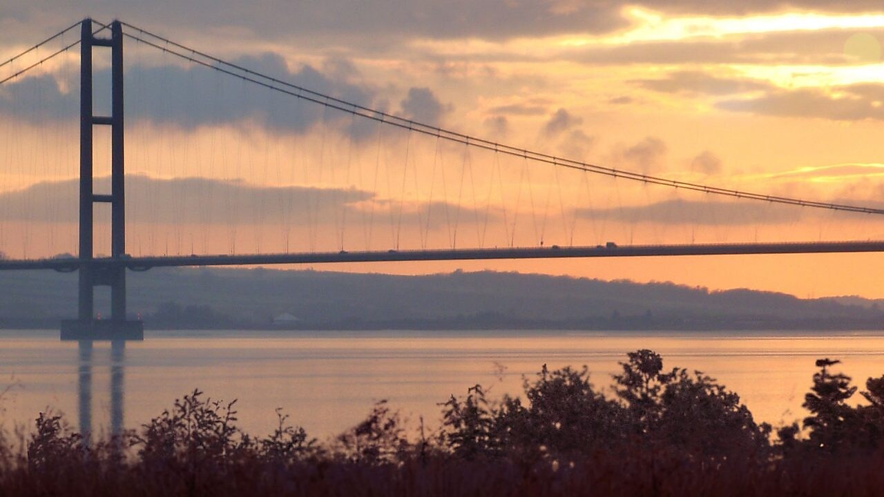 függőhíd folyó felett alkonyatkor