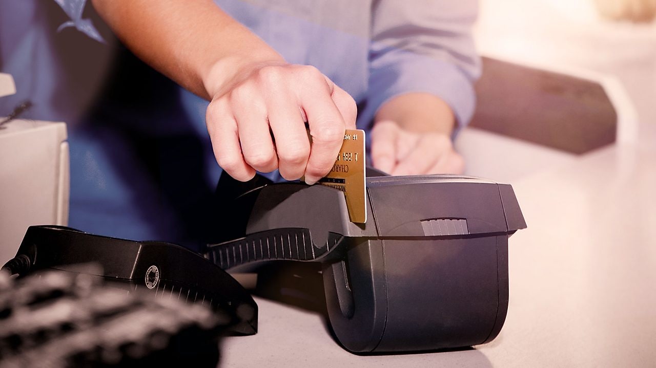 hitelkártyát lehúzó ember