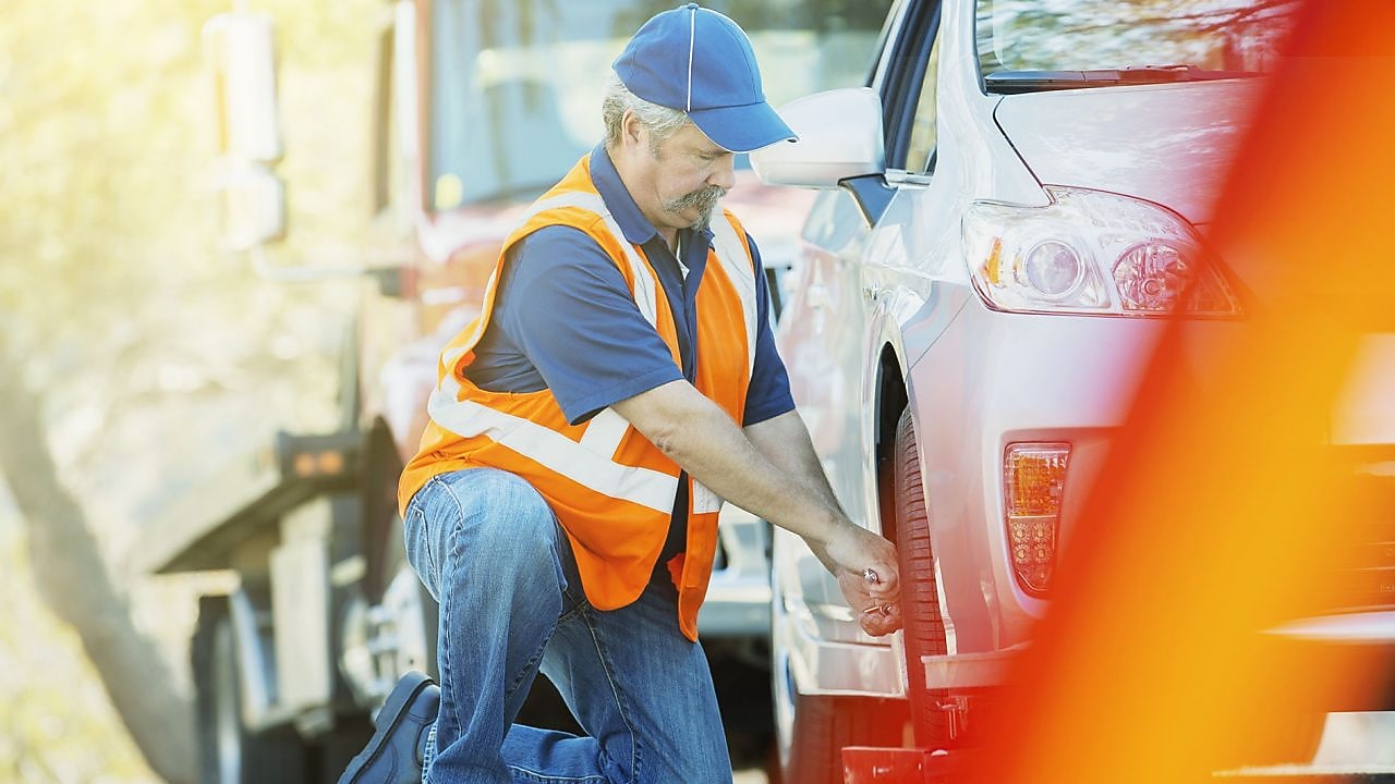 autógumit javító férfi