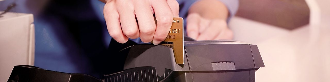 hitelkártyát lehúzó ember