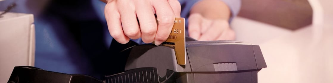 hitelkártyát lehúzó ember