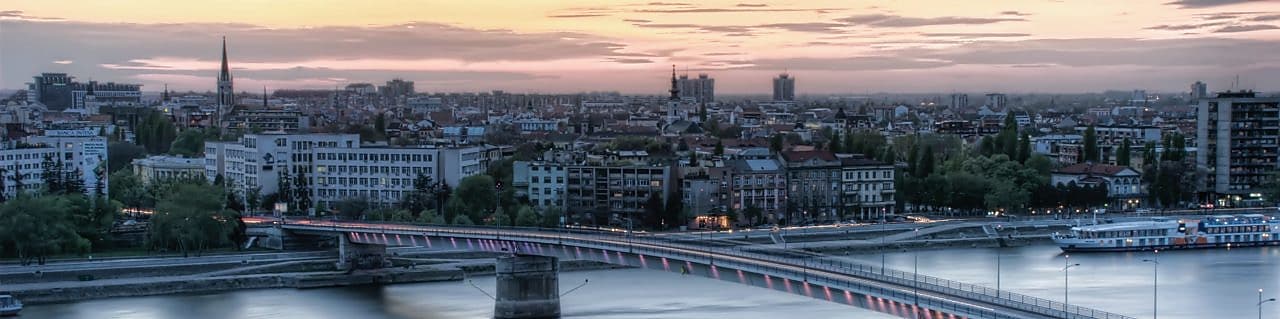 Híd látképe Újvidéken, Szerbiában.