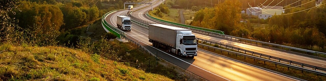 Járművek két autópályán