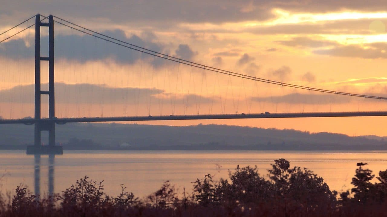 függőhíd folyó felett alkonyatkor