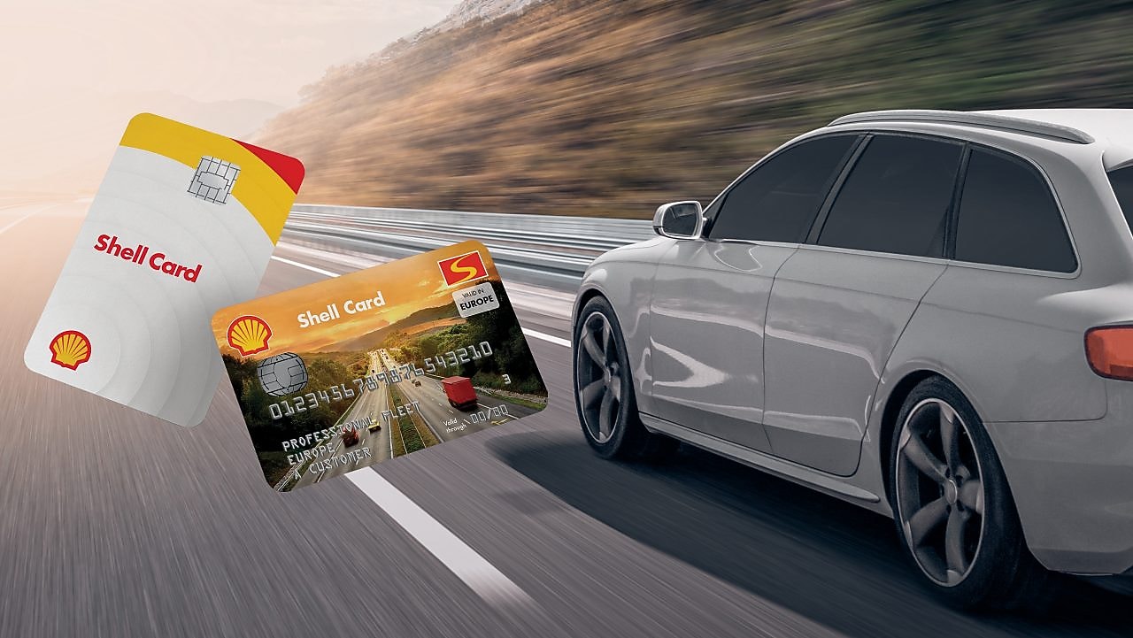 Autó halad az úton