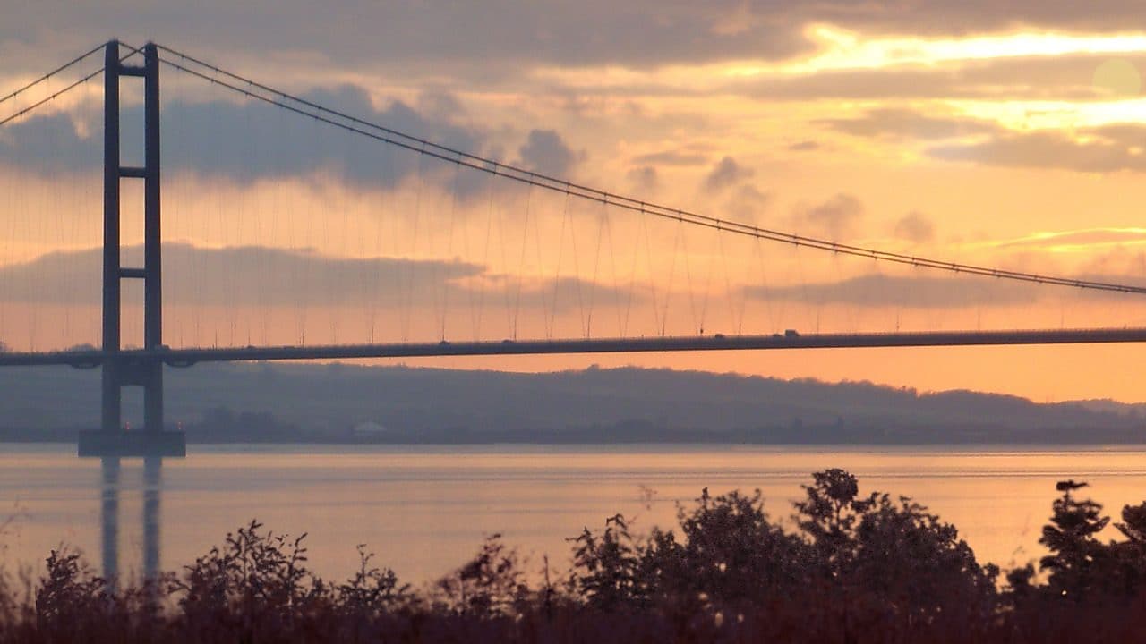 függőhíd folyó felett alkonyatkor