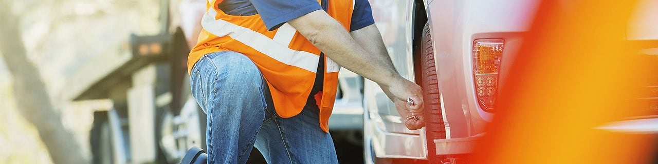 autógumit javító férfi