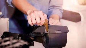 hitelkártyát lehúzó ember