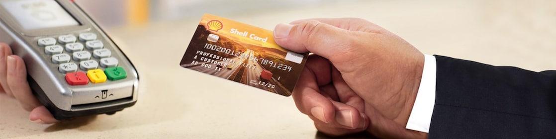 kártyaolvasóban shell kártyát lehúzó vásárló